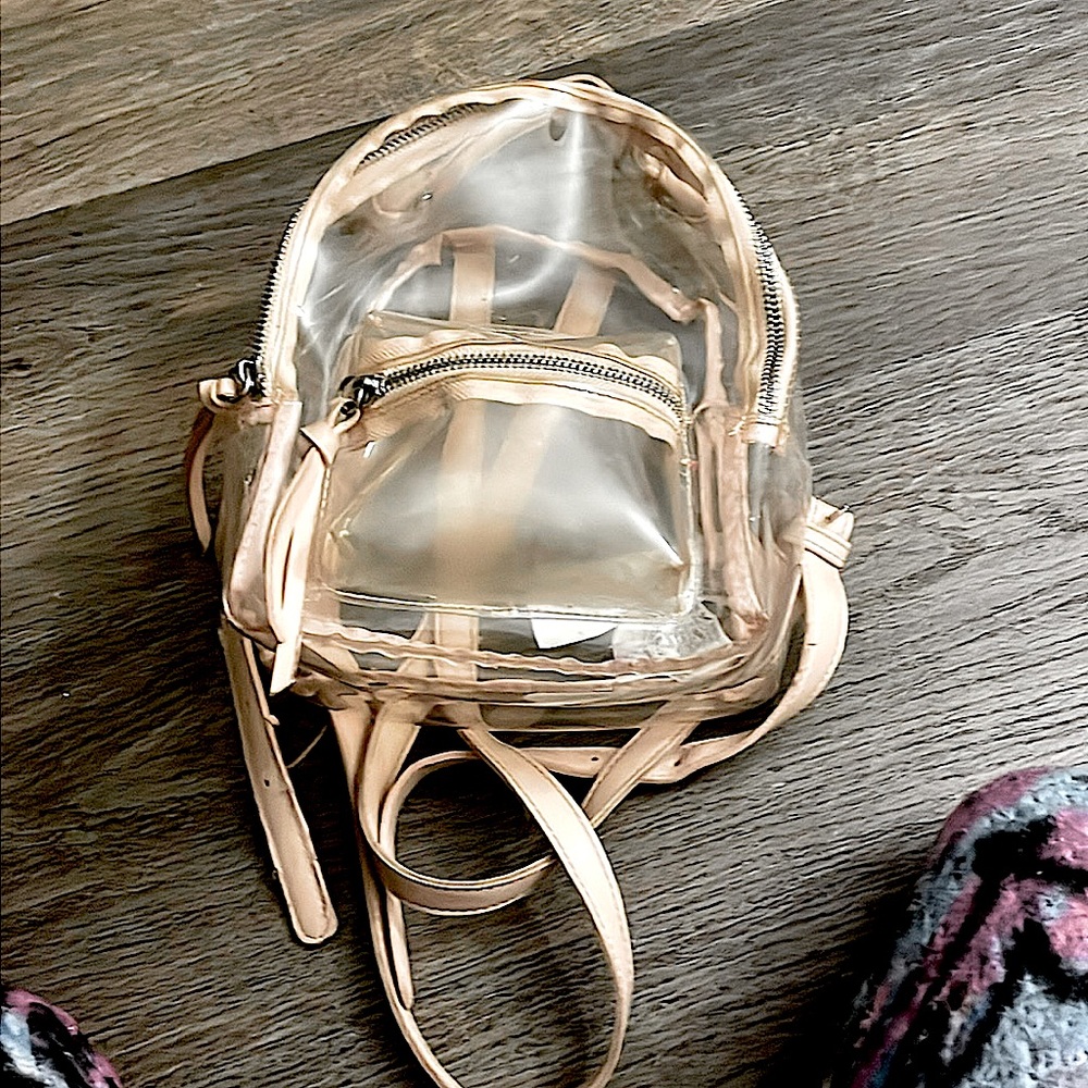 Hi Im selling this forever 21 bag there’s nothing wrong with it I only wear it 2